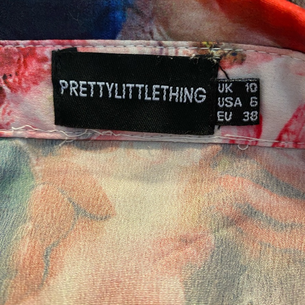 PrettyLittleThing 2pc Rose Femme
Renaissance Print Satin Shirt & Pants Set -Sz 6 - Picture 10 of 10